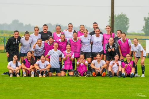 Stojijo: Jure Zavec (trener DU17), Lana Jakšič, Zala Vindišar, Damjan Vuzem (trener vratark), Evelina Kos, Marija Maras, Asja Cvetkovič in Domen Kotnjek (pomočnik trenerja). Sredina: Noelle Vilčnik, Neža Hrga, Živa Rakovec, Lucija Kos, Lea Dolinar, Anja Eferl, Katinka Skaza Pevnik, Lara Ber, Lana Kavaš, Hana Serec in Marie Branšperger. Sedijo: Glorija Štapek, Alja Škaper, Tija Šoštarič Karič, Yana Malakhova, Špela Kolbl, Sara Makovec, Ines Sok, Dejan Linhard in Dominika Pušenjak.