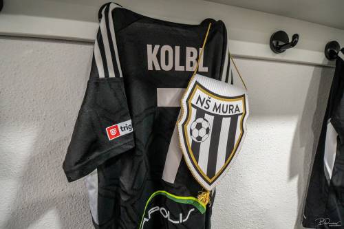 Dres Špele Kolbl in zastavica Mure.