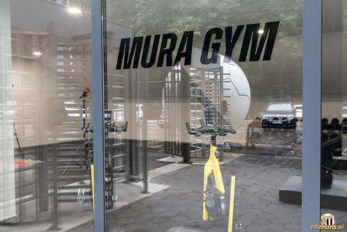 Murin fitnes se nahaja v večnamenskem prostoru zraven trgovine.