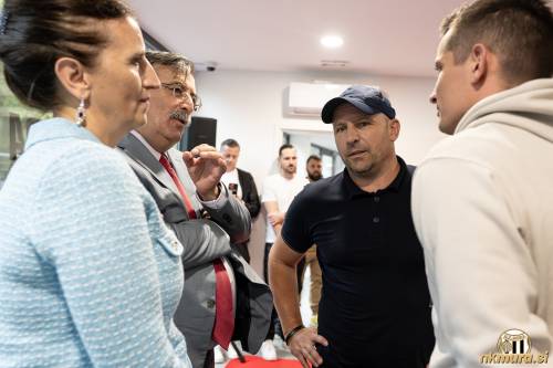 Murin trener Oskar Drobne v pogovoru z Georgom in Lindo Juncajem.