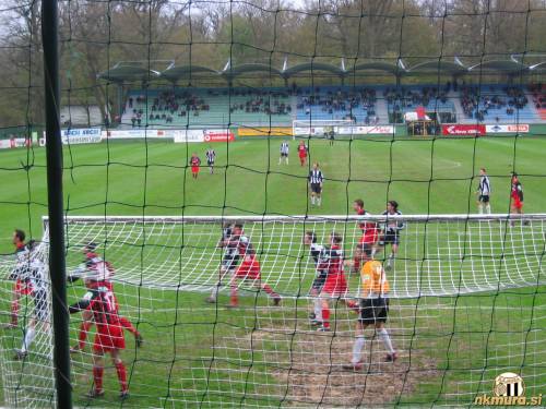 Zadnje prvoligaško gostovanje Primorja v Murski Soboti je bilo 14. aprila 2004. Na fotografiji je prizor s te tekme.