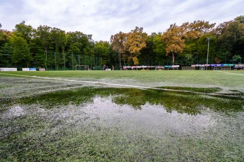 Zaradi obilnega deževja je bila tekma iz Bratonec prestavljena na igrišče z umetno travo na Fazaneriji. Tudi tukaj ni bilo vse idealno.