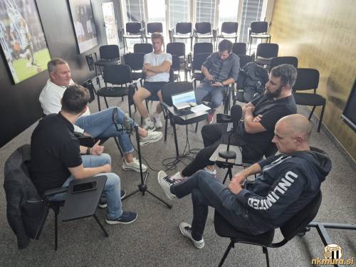 Snemanje stote oddaje podcasta Doj se prosi. Od leve : Matjaž Vöröš, Matjaž Kek, dva gosta, ki ju je klub izbral kot nagrajenca, Smiljan Kuhar in Robert Balantič.