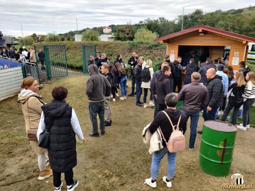 Pristaši Mure ob tribuni. Za šankom in v "blatu".