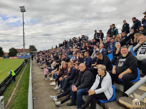 Pogled na tribuno s pristaši Mure.