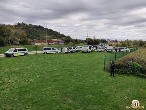 Varovalo nas je "krdelo" policistov.