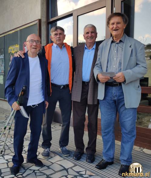 Pred vhodom v gledališče. Od leve: Stanko Maučec, Štefan Šavel, Karel Glažar in Vladimir Kukanja.