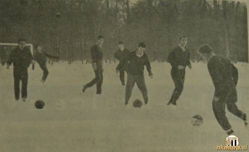 Nogometaši Mure se na spomladanski del sezone 1964/65 pripravljajo v snegu.