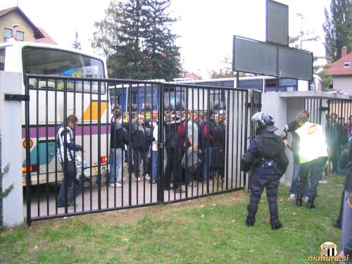 Prihod Gringosov na stadion Ljudski vrt.