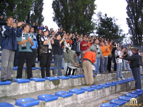 Navijaška skupina Black Gringos v svojem boksu na severni tribuni stadiona Ljudski vrt.
