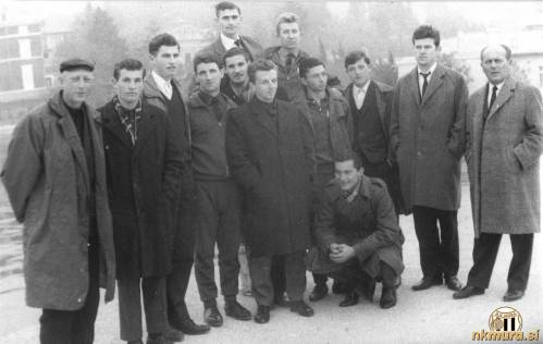 Nogometaši Sobote 22. novembra 1964 v Portorožu pred tekmo z Delamarisom (Izola). Od leve: Feri Zelko, Alojz Zadravec, Karel Glažar, Silvo Martinuzzi, Zlatko Tkalčec (najvišje) pod njim Anton Šarotar, Feri Maučec, Janez Sečko, Jože Horvat Didi, Stevo Kolarič (vratar), Vlado Horvat, Ladislav Koblencer (odbornik). Čepi: Jože Zver.