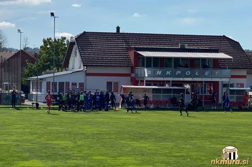 Tekma med Slaven Belupom in Muro je bila odigrana na stadionu NK Polet. Na fotografiji je prerivanje ob koncu tekme.