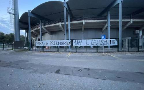 Transparent Black Gringosov, ki je bil obešen za južno tribuno.