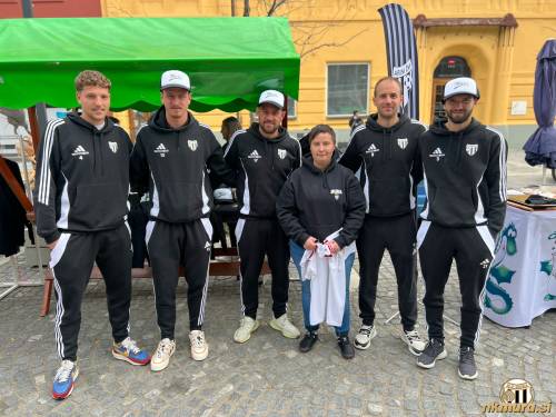 Kai Cipot, Florijan Raduha, Amadej Maroša, Matic Maruško in Klemen Pucko z navijačico.