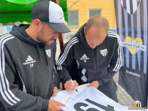 Amadej Maroša in Matic Maruško podpisujeta dres.