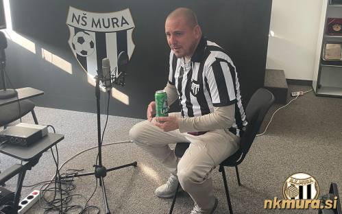 Romano Obilinović v klubskih prostorih na stadionu.