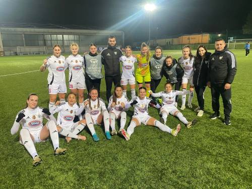 Stojijo od leve: Sok, Dolinar, Hrga, Domen Kotnjek (pomočnik trenerja), Rakovec, Truntič, Gavillet, Vilčnik, Sivolobova, Lana Ritlop (fizioterapevtka) Kokol (trener). Čepijo: Serec, Malakhova, Eferl, Jakšič, Kolbl in Makovec.