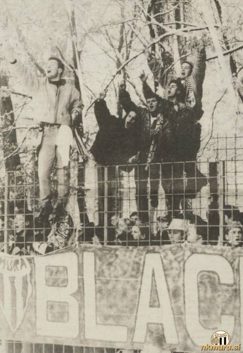 Navijaška skupina Black Gringos v Beltincih na 5. prvenstvenem derbiju med Potrošnikom in Muro.