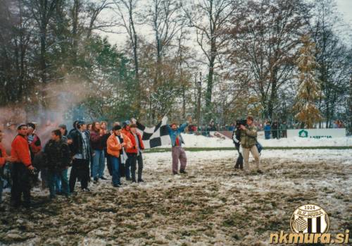 Gringosi na igrišču v Beltincih, po zmagi Mure z 1:2.