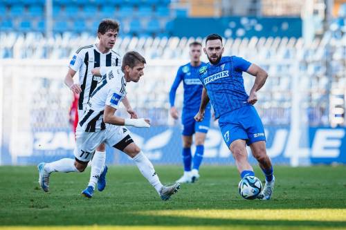 Matic Vrbanec skuša zaustaviti Josipa Špoljarića.