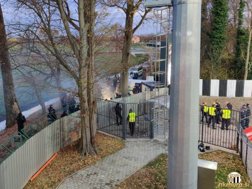 Green Dragonsi so solidarno z Black Gringosi ostali pred stadionom in niso želeli vstopiti.