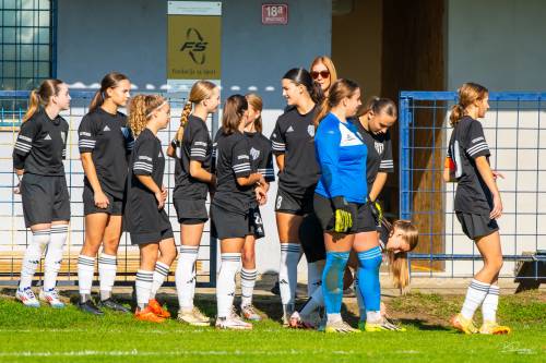 Starejše deklice U15, ki tekmujejo v vzhodni skupini lige DU15. Prizor je s tekme Mura Nona : Radlje. Tekma je bila odigrana 20. oktobra 2024 v Bratoncih.