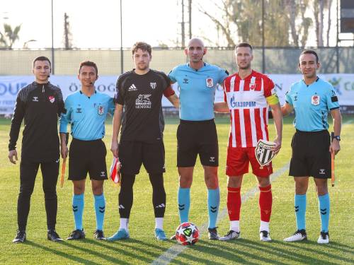 Fotografija kapetanov pred pričetkom tekme. Kapetan Mure je Kai Cipot, Crvene zvezde pa Uroš Spajić.