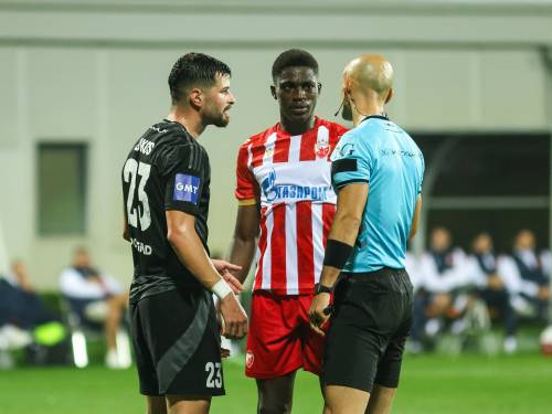 Vasileios Zogkos v pogovoru s sodnikom in igralcem Crvene zvezde.