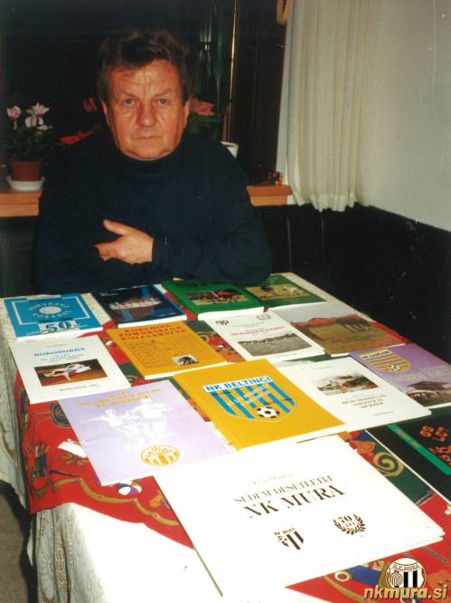 Feri Maučec s svojimi štirinajstimi knjigami oz. publikacijami.