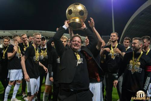 Predsednik Robert Kuzmič se z igralci veseli naslova državnih prvakov leta 2021.