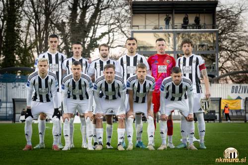 Začetna enajsterica Mure proti Bravu. Stojijo od leve: Proleta, Vizinger, Pucko, Sadriu, Raduha, Cipot. Čepijo: Antolin, Kurtović, Pišek, Vrbanec in Maroša.