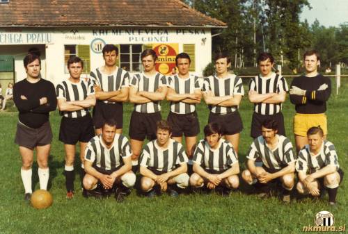 Nogometaši Mure leta 1967, ko so se uvrstili v II. zvezno ligo. Stojijo od leve: Vrdjuka, Tkalčec, Glažar, Kerčmar, Miloševič, Puškarič, Rebrica in Pihler. Čepijo: Koblencer, Sečko, J. Martinuzzi, J. Horvat in Matjašec.