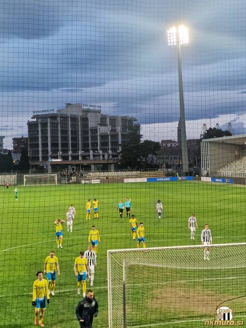 Odhod igralcev v slačilnico.