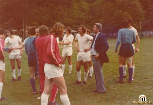 Po eni izmed tekem na Fazaneriji leta 1973. Na sredini je trener Stevo Pozder. Skrajno levo je v belem dresu Drago Posavec.