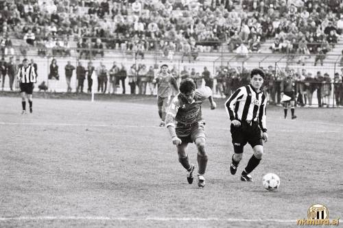 Prekmursko - štajerski derbi, 25. marca 1995. Na fotografiji sta Gregor Židan (Maribor) in Danijel Brezič (Mura).