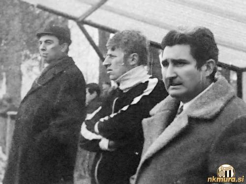 Srbski strokovnjak Stevo Pozder (desno) je Muro vodil tri sezone. Skrajno levo je nekdanji igralec in funkcionar Mure Rudi Merica. Na sredini je vratar Mure Jože Horvat.