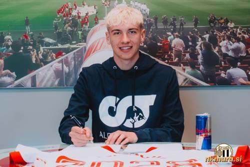 Miha ob podpisu pogodbe z Red Bull Salzburgom.