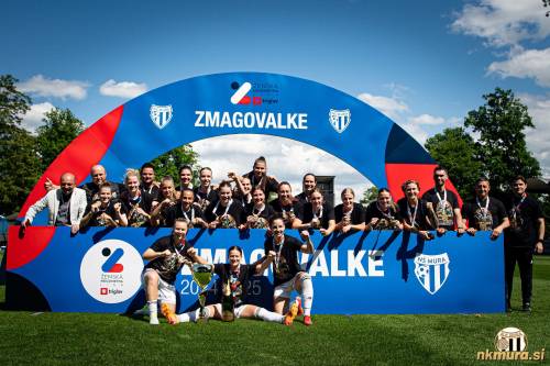 Stojijo od leve: Smiljan Fekonja (predstavnik podjetja Nona), Simon Jakšič, Živa Rakovec, Zala Vindišar, Damjan Vuzem (trener vratarjev), Teja Truntič, Evelina Kos, Yana Malakhova, Hana Serec, Gala Dasović Ravnik, Asja Cvetkovič, Lana Jakšič, Tija Šoštarič Karič, Anja Eferl, Emille Tess Gavillet, Ines Sok, Lea Dolinar, Neža Hrga, Darya Kravets, Domen Kotnjek (kondicijski trener), Vladimir Kokol (trener) in Leon Kovač (fizioterapevt). Spodnja vrsta: Noelle Vilčnik, Špela Kolbl in Lucija Kos.