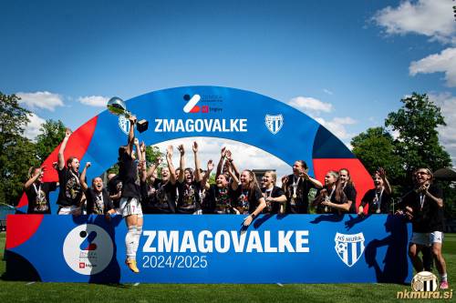 Špela Kolbl je visoko dvignila pokal za naslov državnih prvakinj v sezoni 2024/25.
