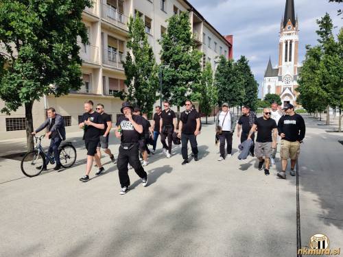 Stara Banda na poti na tekmo.
