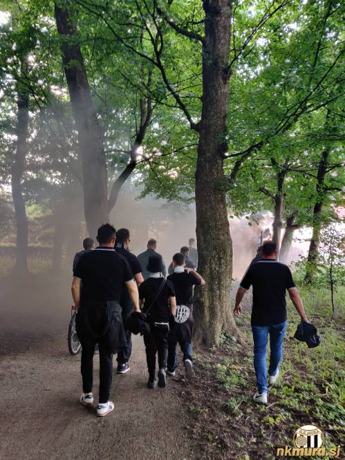 Skozi park proti stadionu.