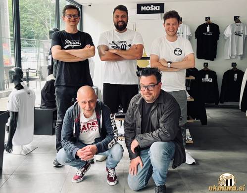 Ustvarjalci zadnje oddaje Doj se prosi. Stojijo od leve: Simon Horvat, Smiljan Kuhar, Matjaž Vöröš. Čepita Robert Balantič in Andrej Bedek.