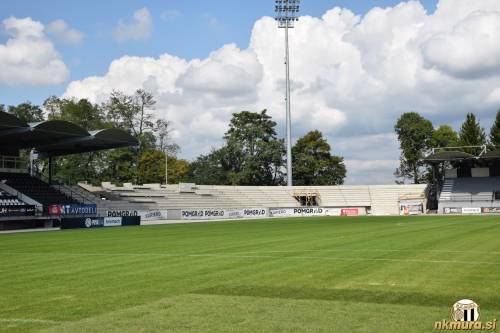 Pogled na severozahodno tribuno.