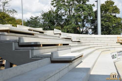 Severozahodna tribuna.