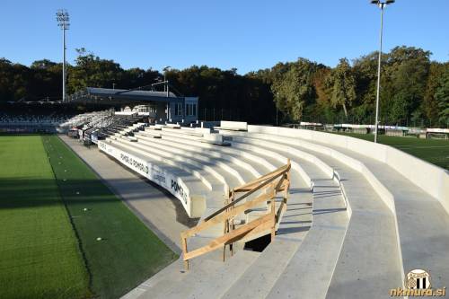 Severozahodna tribuna.