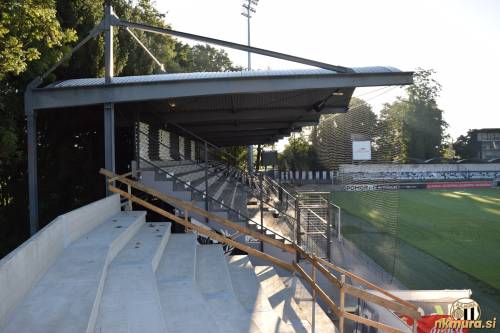 Pogled na stadion s severozahodne tribune.