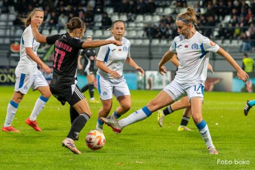 Yana Malakhova v primežu igralk Dinama. Zaustaviti jo skuša Darya Maniukova.