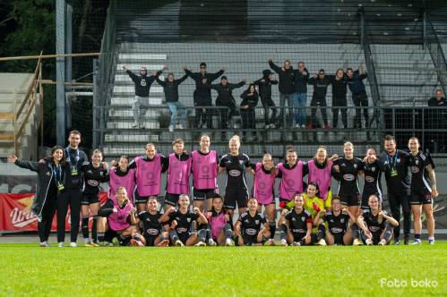 Murašice je bodrila tudi navijaška skupina Black Gringos. Stojijo od leve: Kim Juršnik (oseba medicinske stroke), Domen Kotnjek (pomočnik trenerja), Dasović Ravnik, Kavaš, Serec, Horvat, Cvetkovič, Vindišar, Hrga, E. Kos, Truntič, Dolinar, Paneska, Damjan Vuzem (trener vratark), Kravets. Čepijo: Vilčnik, Šoštarič Karič, L. Kos, Jakšič, Malakhova, Milović, Nemet, Rakovec in Omerza.
