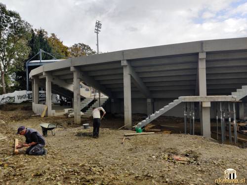 Severozahodna tribuna z zadnje strani.