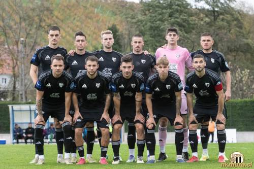 Začetna enaksterica Mure proti Dravinji. Stojijo od leve: Borna Proleta, Nejc Ajhmajer, Raphael Hofer, Dario Vizinger, Nejc Dermastija, Luka Bobičanec. Čepijo od leve: Robert Murić, Raman Pasevich, Alen Korošec, Žan Petrovič in Nino Kouter.